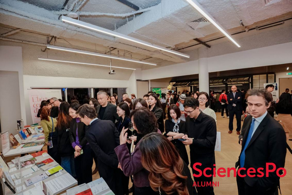 A group of people in a room
AI-generated content may be incorrect.