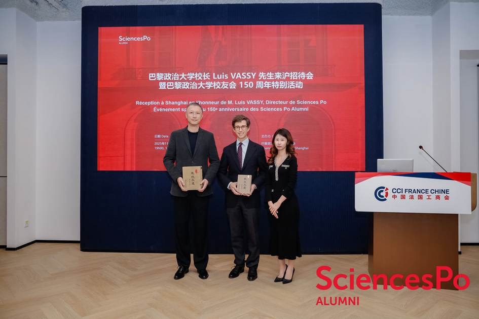 A group of people standing in front of a large screen
AI-generated content may be incorrect.