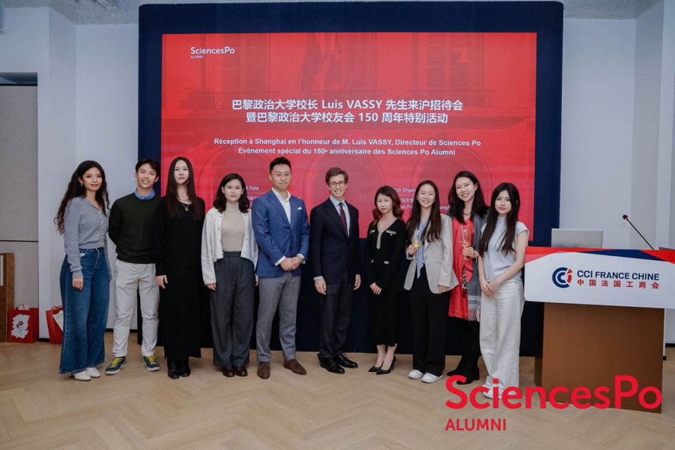 A group of people standing in front of a large screen
AI-generated content may be incorrect.