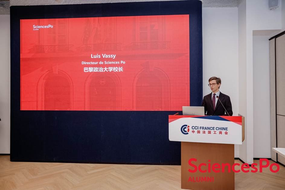 A person standing at a podium
AI-generated content may be incorrect.