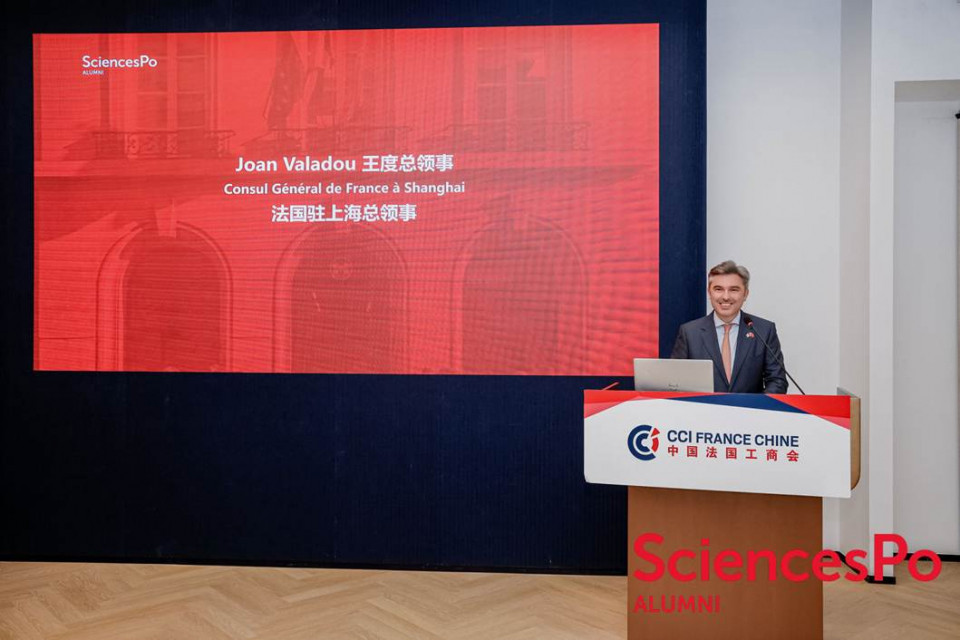 A person standing at a podium
AI-generated content may be incorrect.