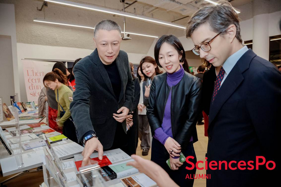 A group of people looking at books
AI-generated content may be incorrect.