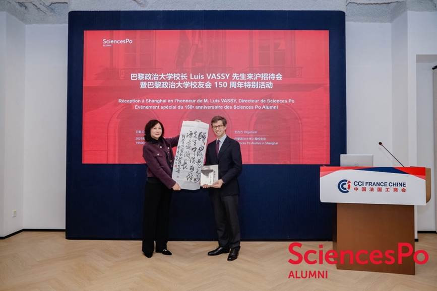 A person and person holding a piece of paper
AI-generated content may be incorrect.