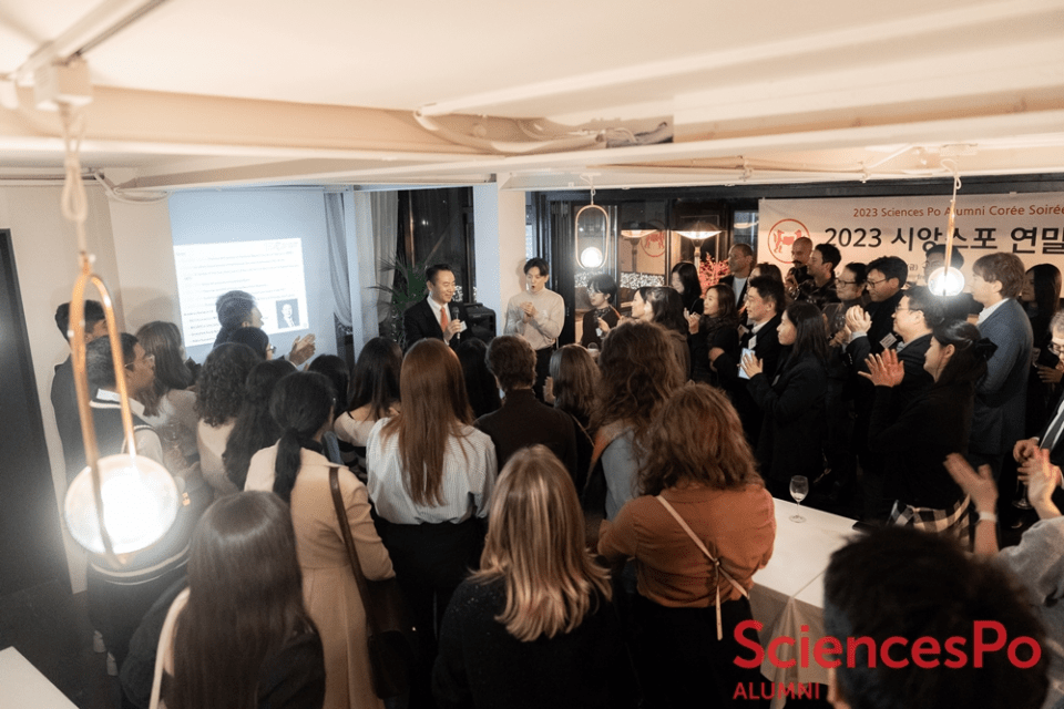 Yoo Jae-hoon (président de la KDIC et de Sciences Po Alumni Corée) donne un discours pendant la soirée de fin d'année de Sciences Po Alumni Corée, à la Ostaria Anna à Séoul, le 24 novembre 2023.