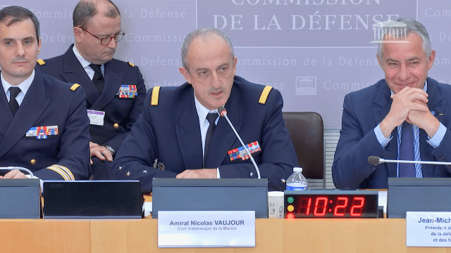 Commission de la défense : Amiral Nicolas Vaujour, chef d’état-major de la Marine ; Vice-amiral Emmanuel Slaars, sous-chef d’état-major en charge des opérations (ALOPS) auprès du chef d’état-major de la Marine