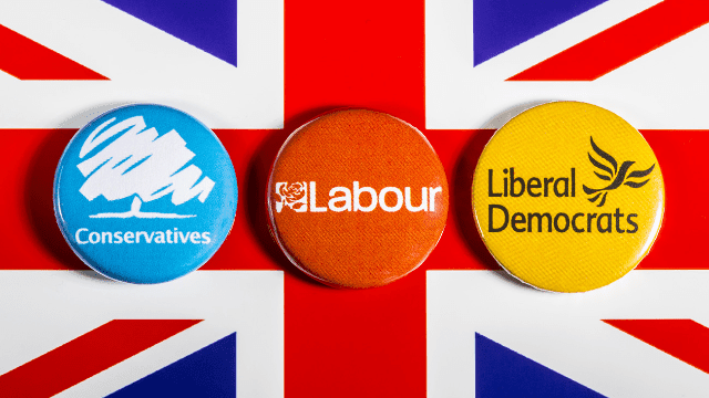 Débat politique entre trois représentants du Labour, des Lib’Dems et des Conservateurs en France