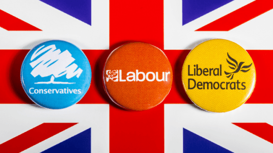 Débat politique entre trois représentants du Labour, des Lib’Dems et des Conservateurs en France 